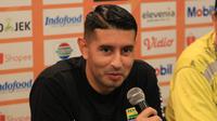 Gelandang Persib, Esteban Vizcarra. (Bola.com/Erwin Snaz)