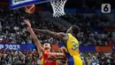 Pemain timnas basket Brasil, Georginho De Paula (kanan) berusaha menahan laju pebasket Spanyol pada penyisihan Grup G FIBA World Cup 2023 di Indonesia Arena, Gelora Bung Karno, Jakarta, Senin (28/8/2023). (Liputan6.com/Helmi Fithriansyah)
