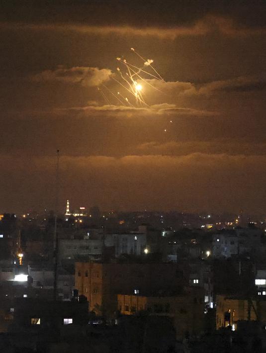 <p>Rudal Iron Dome Israel mencegat rudal masuk yang ditembakkan dari Jalur Gaza di Palestina (21/4/2022). Serangan itu, yang kedua dalam 48 jam setelah serangan roket sebelumnya, terkonsentrasi di pusat wilayah pantai yang diblokade. (AFP/SAID KHATIB)</p>