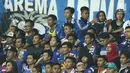 Ekspresi wajah suporter tim Singo Edan saat menyaksikan kekalahan Arema FC melawan Persija dilanjutan Liga 1 Indonesia di Stadion Patriot Candrabhaga, Bekasi, Jumat (2/6). Arema FC menyerah 0-2 dari Persija. (Liputan6.com/Helmi Fithriansyah)