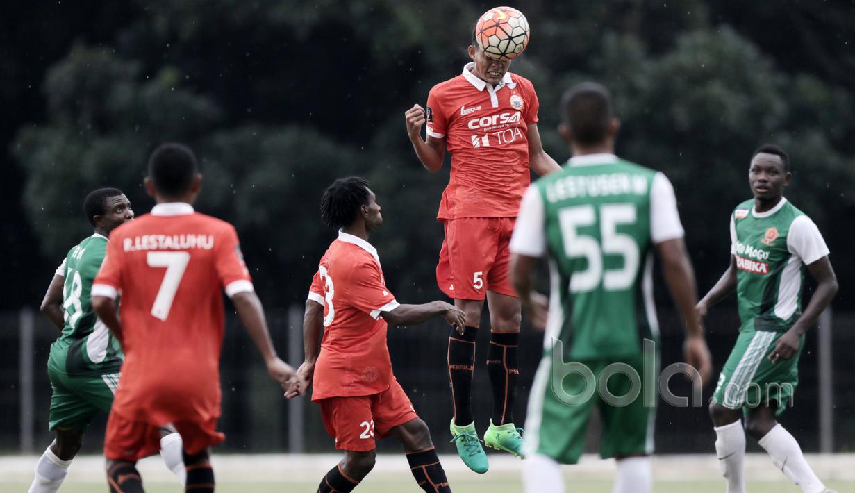 Pemain Persija Jakarta, Vava Mario membuang bola lewat sundulan saat berhadapan dengan pemain PS TNI pada laga uji coba di GOR Ahmad Yani, Cilangkap, Minggu (9/4/2017). PS TNI bermain imbang lawan Persija. (Bola.com/Nicklas Hanoatubun)