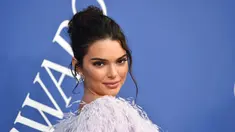 Model Kendall Jenner berpose saat menghadiri CFDA Fashion Awards 2018 di Museum Brooklyn di New York City, AS (4/6). Model 22 tahun ini tampil cantik dengan balutan gaun cocktail pink berbulu dan rambut berponi. (AP Photo/Evan Agostini)