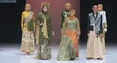 Model memperagakan busana berbahan Batik Tulis Jombang dalam koleksi AKASA DHARANI karya Lia Afif pada Indonesia Fashion Week (IFW) 2026 di Jakarta, Jumat, 31 Juli 2026. (KLY/Budy Santoso)