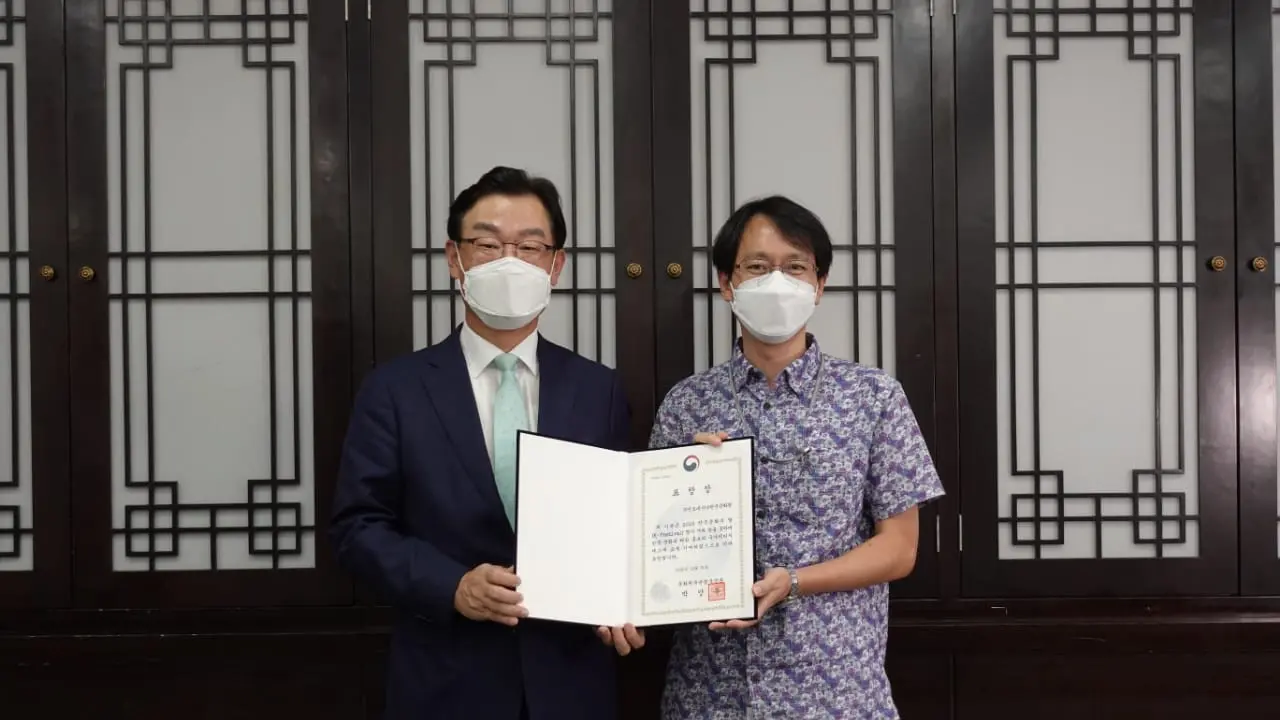 Penyerahan Sertifikat Best KCC oleh Duta Besar Korea Park Tae Sung