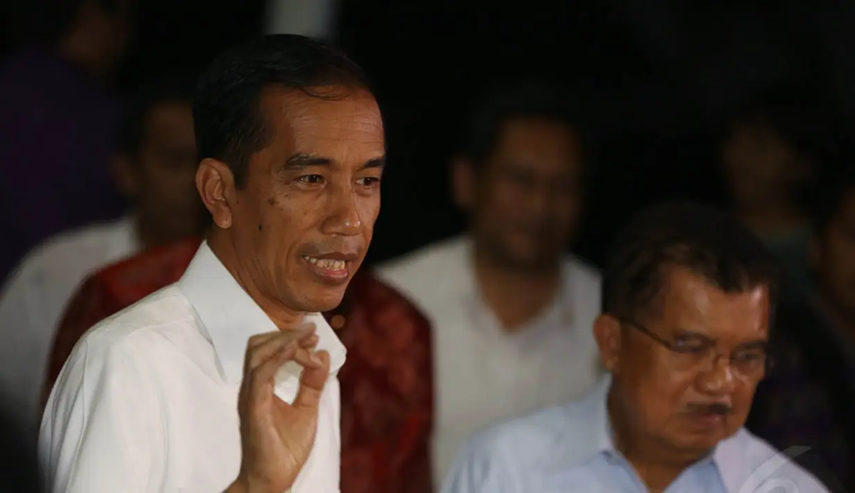 Didampingi Wakil Presiden Jusuf Kalla, Presiden Jokowi menggelar konferensi pers soal kabinet di Istana Merdeka, Jakarta, Kamis (23/10/2014). (Liputan6.com/Herman Zakharia)
