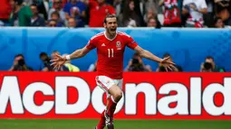 Gareth Bale melakukan selebrasi usai mencetak gol ke gawang Slovakia saat laga Euro 2016 di Stade de Bordeaux, Prancis (11/6). Wales berhasil membungkam Slovakia dengan skor 2-1 (Reuters/ Sergio Perez)
