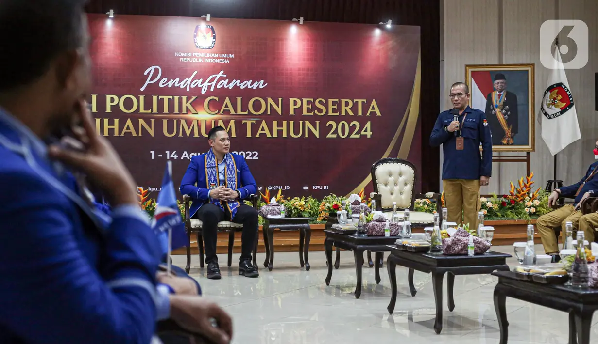 Ketua Komisi Pemilihan Umum (KPU) Hasyim Asy'ari (anan) menerima berkas pendaftaran yang diajukan Ketua Umum Partai Demokrat Agus Harimurti Yudhoyono (AHY) saat pendaftaran Partai Politik Calon Peserta Pemilu Tahun 2024 hari kelima di Kantor KPU, Jakarta, Jumat (5/8/2022). Demokrat menjadi partai politik ke-12 yang mendaftarkan diri untuk calon peserta Pemilu tahun 2024. (Liputan6.com/Faizal Fanani)