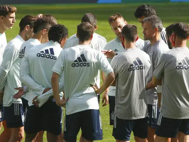 Pelatih Spanyol, Luis Enrique, memberikan arahan kepada anak asuhnya saat sesi latihan jelang laga UEFA Nations League di Stadion Olimpiyskiy, Senin (12/10/2020). Spanyol akan berhadapan dengan Ukraina. (AP/Efrem Lukatsky)
