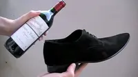 Selalu susah untuk membuka tutup botol? Saksikan di sini cara mudah untuk membuka tutup botol dengan menggunakan sebuah sepatu.