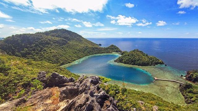 Love Lagoon Raja Ampat, Keindahan Telaga Biru Berbentuk Hati