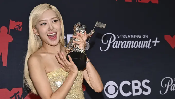 Rose BLACKPINK Cetak Sejarah dengan Bawa Pulang Piala MTV VMAs 2025, Tampil Glam dengan Busana Full Sequin Gold