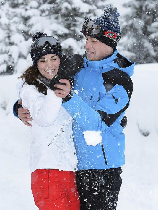 Kate Middleton melemparkan bola salju ke wajah suaminya, Pangeran William saat liburan main ski di Pegunungan Alpen Prancis, 3 Maret 2016. Pangeran William juga mengajak dua anak mereka, Pangeran George dan Putri Charlotte. (REUTERS/John Stillwell)