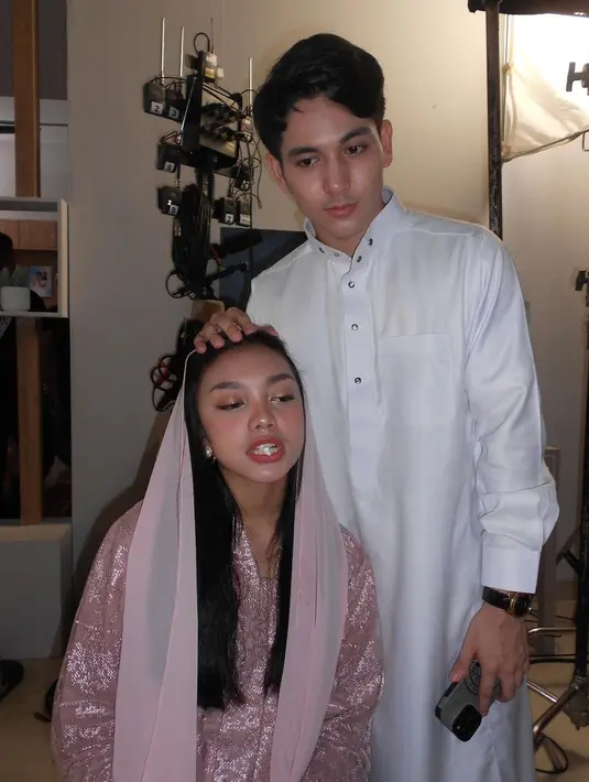 Naura Ayu beradu peran dengan Fadi Alaydrus. Di beberapa potret menunjukkan Naura dan Fadi berada di masjid dalam balutan busana pengantin. [Foto: Instagram/naura.ayu]