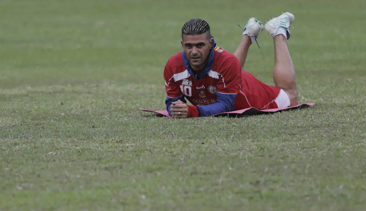 Penyerang Arema Cronus, Cristian Gonzales bersantai usai latihan jelang leg kedua semi final Piala Presiden melawan Sriwijaya F.C di Stadion Gajayana, Malang, Rabu (7/10/2015). (Bola.com/Vitalis Yogi Trisna)