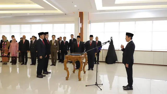 Menteri Kelautan dan Perikanan Sakti Wahyu Trenggono melantik Irjen Pol Prof. Dr. Rudy Heriyanto Adi Nugroho sebagai Sekretaris Jenderal (Sekjend) berdasarkan Keputusan Presiden No.170/TPA Tahun 2023. (Dok KKP)
