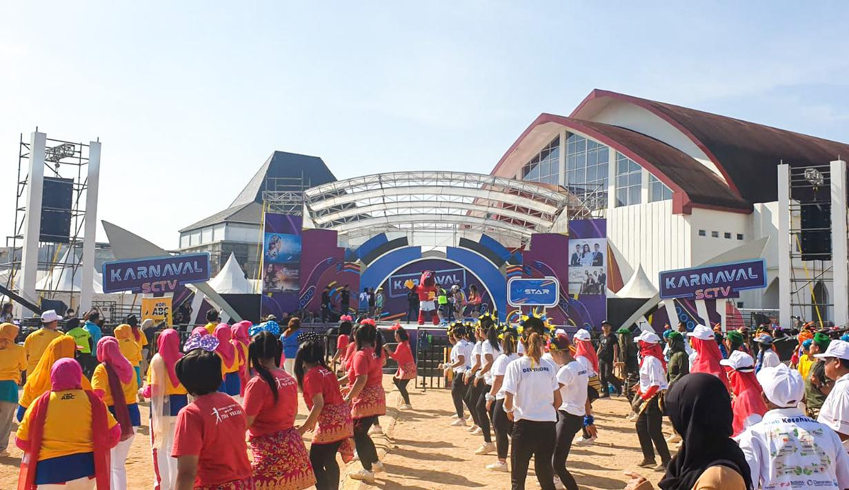 Maskot Piala Dunia U-17, Bacuya (tengah jauh) ikut menari bersama 1250 orang peserta saat acara off air senam massal pagi pada acara Karnaval SCTV yang digelar di Menara Pandang Teratai Purwokerto, Jawa Tengah pada Sabtu (23/09/2023). (Dok. SCTV)