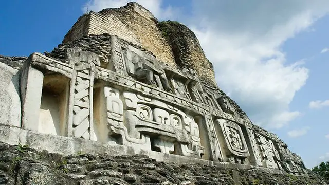 Sejumlah piramida Suku Maya terdapat di Belize