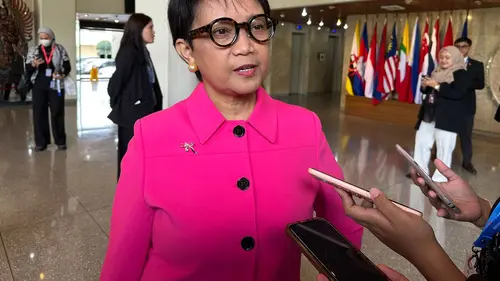 Menteri Luar Negeri (Menlu RI) Retno Marsudi saat ditemui media di Sekretariat ASEAN, Selasa (31/10/2023). (Liputan6/Benedikta Miranti)