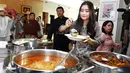 Tidak hanya sungkeman, Prilly punmenyantap menu hidangan saat lebaran. Terlihat ketika mengambil makanan itu, Prilly sudah tidak sabar untuk mencicipinya. (Adrian Putra/Bintang.com)