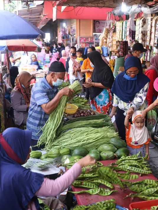 Kepadatan pengunjung untuk membeli kebutuhan makanan untuk persiapan Lebaran di pasar Kebayoran Lama, Jakarta, Selasa (11/5/2021). Warga memadati pasar tradisional demi memenuhi kebutuhan jelang Idul Fitri 1442 H. (Liputan6.com/Angga Yuniar)