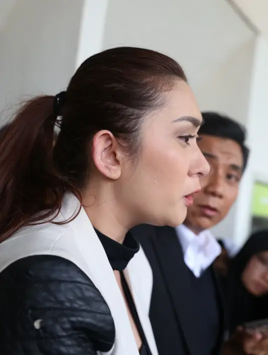 Susah senang bersama selama 10 tahun dilalui Nafa Urbach dan suaminya, Zack Lee. Pernikahan yang membuahkan seorang anak itu akan sedang berada di ujung tanduk. Seperti diketahui, Nafa ingin mengakhiri rumah tangganya. (Nurwahyunan/Bintang.com)