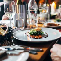 Tahun baru identik dengan penjamuan tahun baru dengan berbagai jenis hidangan serta alkohol. (Foto: Unsplash.com/Jay Wennington)