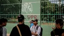 Coret-coretan (vandalisme) menghiasi tembok di sekitar Gedung DPR/MPR RI, Jakarta, Selasa (24/9/2019). Demonstrasi mahasiswa dari berbagai kampus yang menolak pengesahan RUU Kitab Undang-Undang Hukum Pidana(KUHP) tercoreng oleh aksi vandalisme. (Liputan6.com/Faizal Fanani)