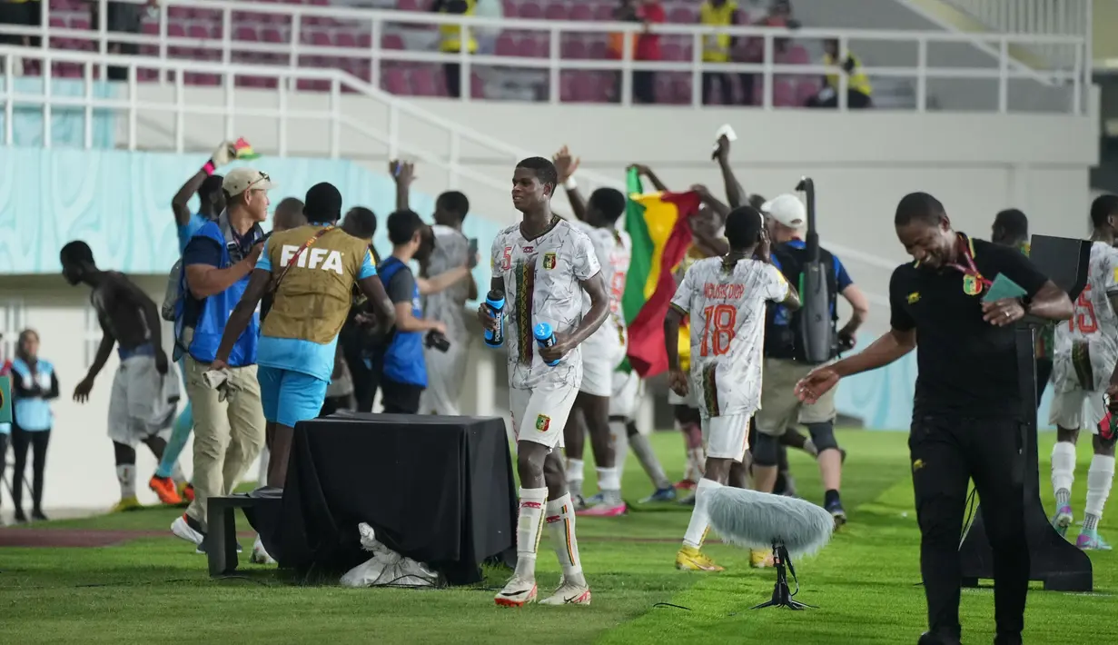Para pemain Timnas Mali U-17 merayakan kemenangan 1-0 atas Timnas Maroko U-17 setelah berakhirnya laga perempat final Piala Dunia U-17 2023 di Stadion Manahan, Solo, Sabtu (25/11/2023). (Doc. LOC WCU17/RKY)