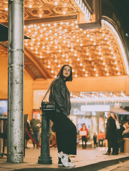 Maka tak heran kecantikan Chelsea Islan sering kali menjadi sorotan. Wanita yang digosipkan dekat dengan Rob Clinton ini memang dikenal tak pernah neko-neko. Chelsea selalu tampil apa adanya. Sifatnya itulah yang menjadi daya tarik pemain film Ayat Ayat Cinta 2 ini. (Liputan6.com/IG/@chelseaislan)
