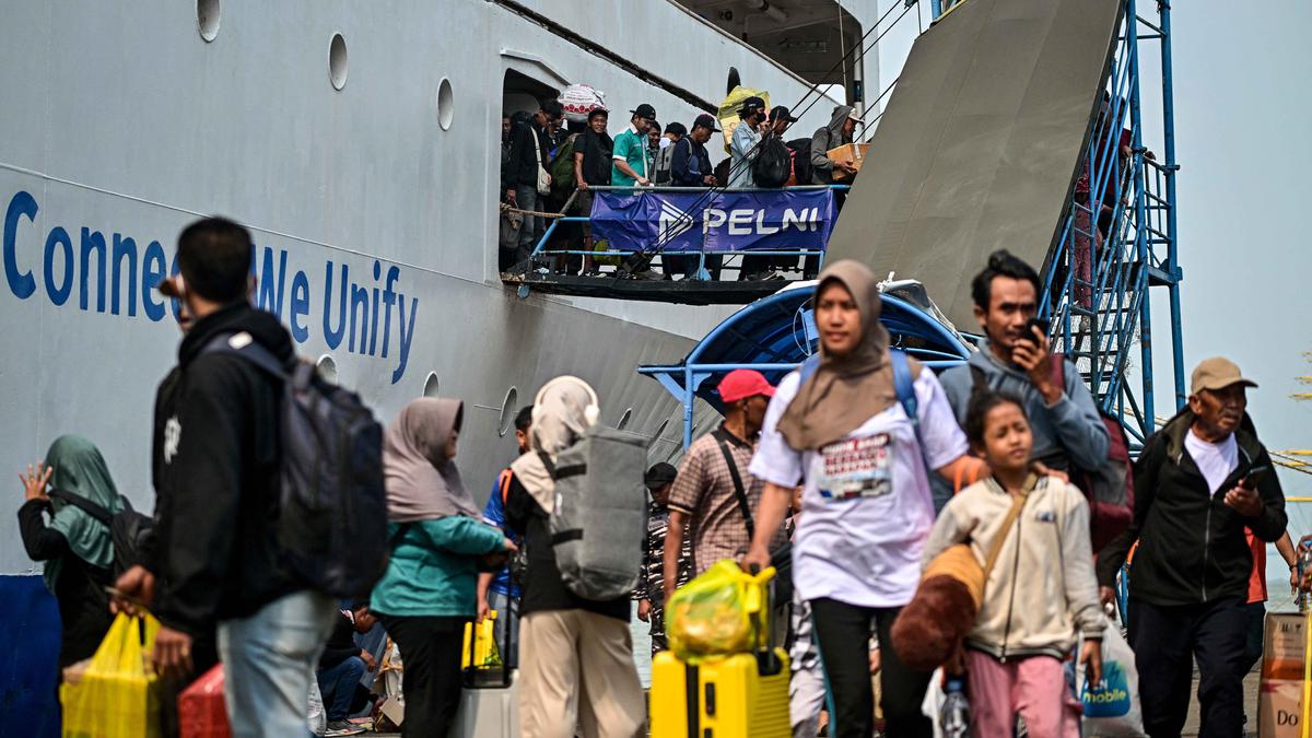 Jelang Lebaran 2026, Pelabuhan Tanjung Perak Surabaya Dipadati Pemudik