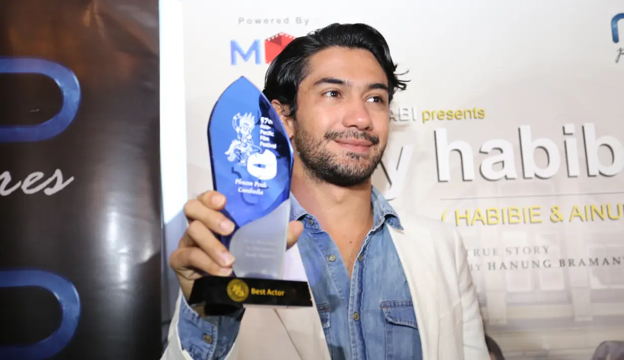 "Tapi untuk kategori aktor, Indonesia rasanya baru kali ini meraih kategori aktor. Bagi saya senang bisa mengawali, jadi layak ketika prestasi ini saya sebut awalan," ujar Reza ditemui di MD Place Jakarta Selatan, Selasa (8/8). (Adrian Putra/Bintang.com)