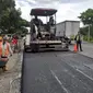 Kementerian PUPR memperbaiki kondisi jalan nasional Pantai Utara (Pantura) yang berlubang di wilayah Jawa Tengah (Jateng) dan Yogyakarta jelang Natal dan Tahun Baru. (Foto: Kementerian PUPR)