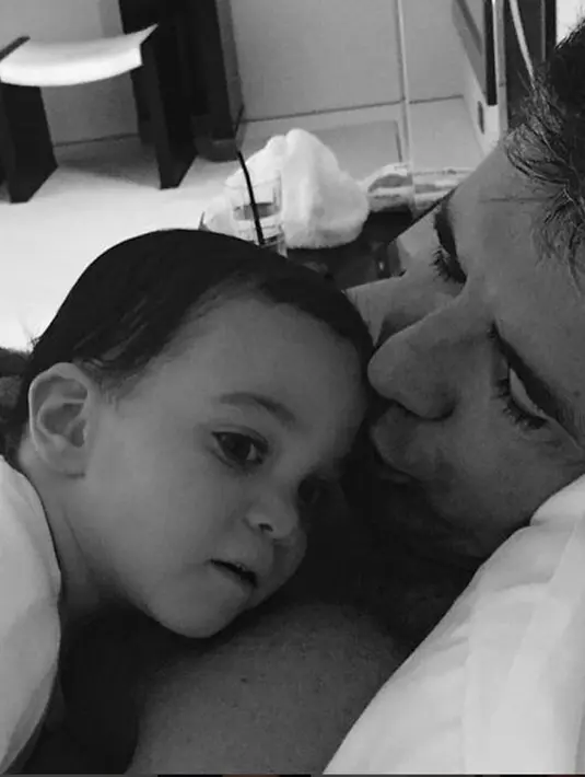 Sempat tak ingin memiliki anak, Simon Cowell mengubah cara pandangnya terhadap anak-anak setelah hadirnya Eric. (via Instagram/@simoncowellonline)