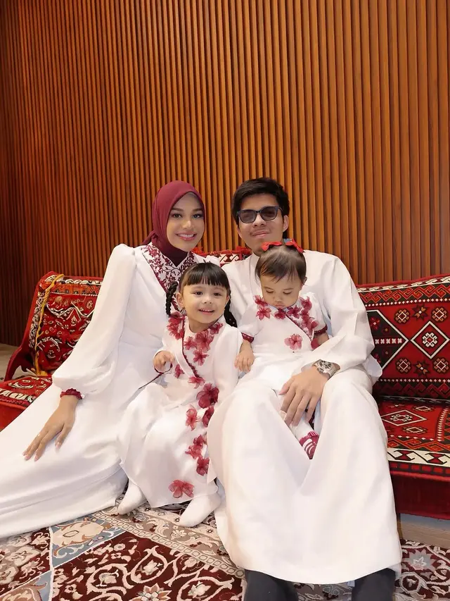 5 Potret Gaya Keluarga Artis Pakai Baju Modest untuk Ramadan, dari Syahnaz Sadiqah hingga Nagita Slavina