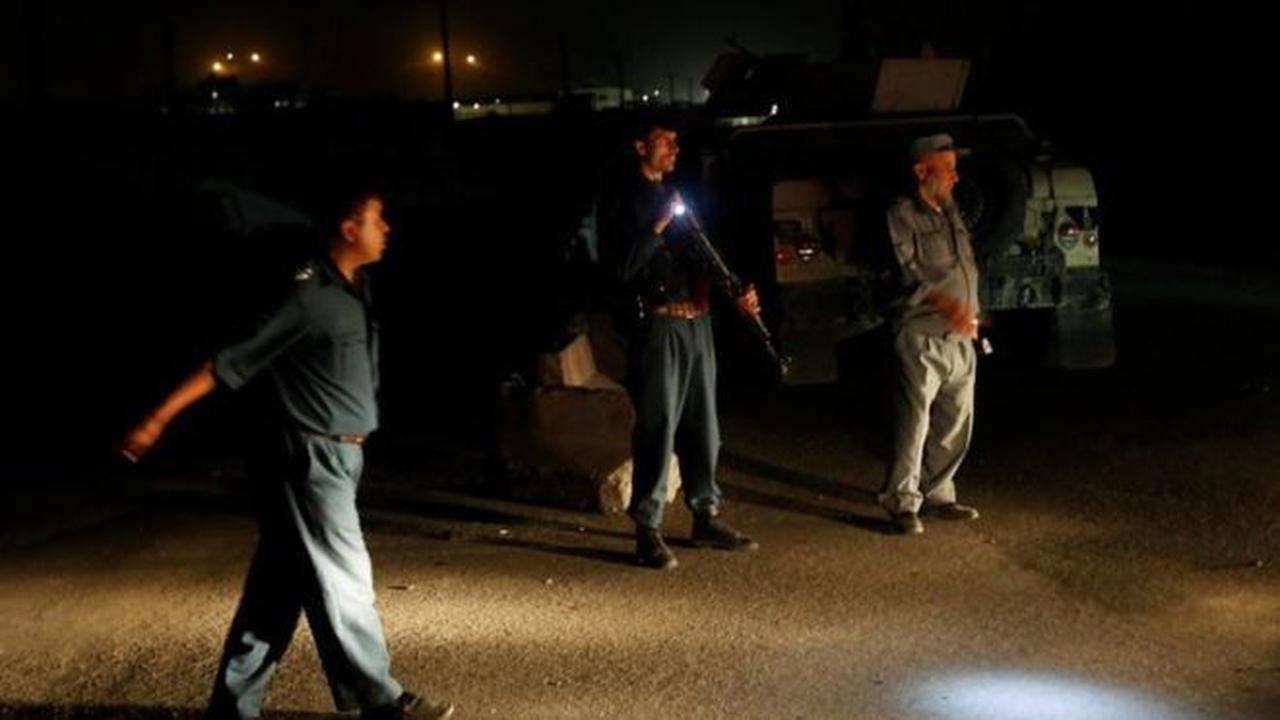 Polisi dan petugas keamanan mengamankan area setelah terjadi ledakan