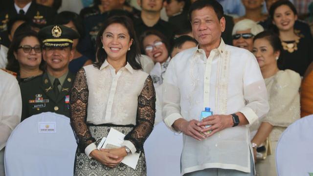 Wakil Presiden Filipina Leni Robredo (kiri) dan Preside Rodrigo Duterte (kanan) tampil bersama dalam sebuah agenda di Manila (AFP Photo)