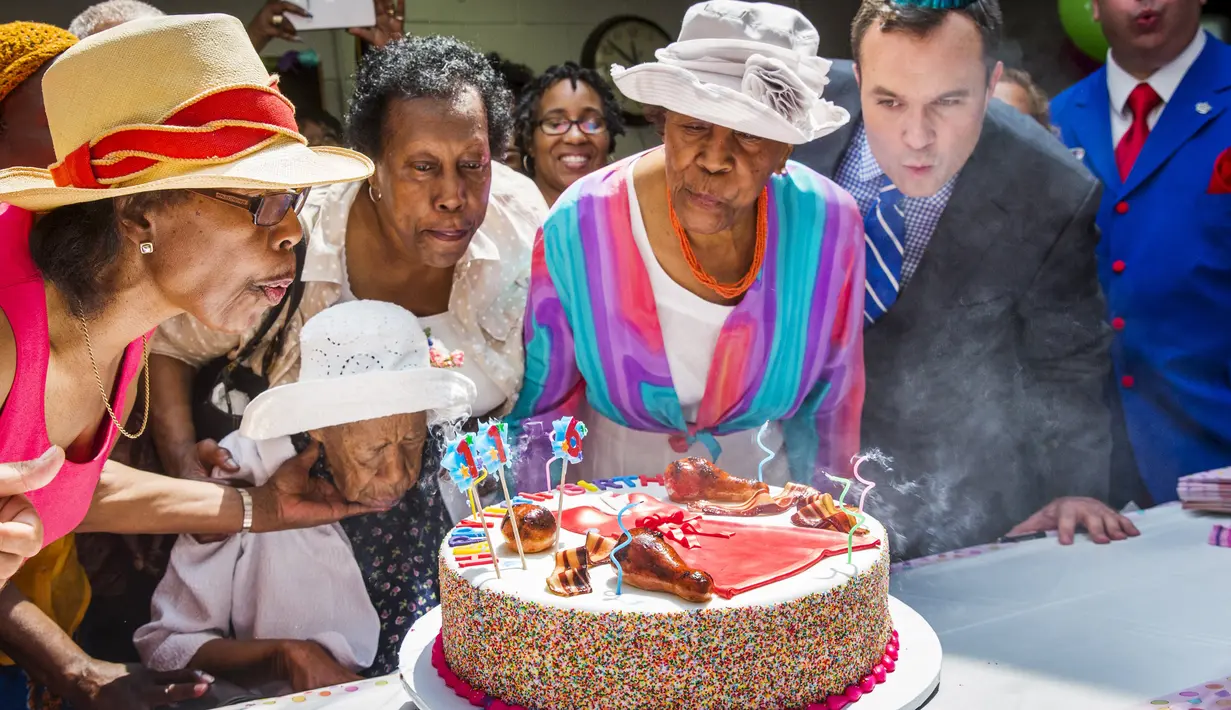 Susannah Mushatt Jones (duduk) yang dikenal sebagai "Miss Susie" meniup lilin saat perayaan ulang tahun ke-116 bersama keluarga di Brooklyn borough, New York, 7 Juni 2015. Miss Susie dinobatkan sebagai wanita tertua di dunia. (REUTERS/Lucas Jackson)