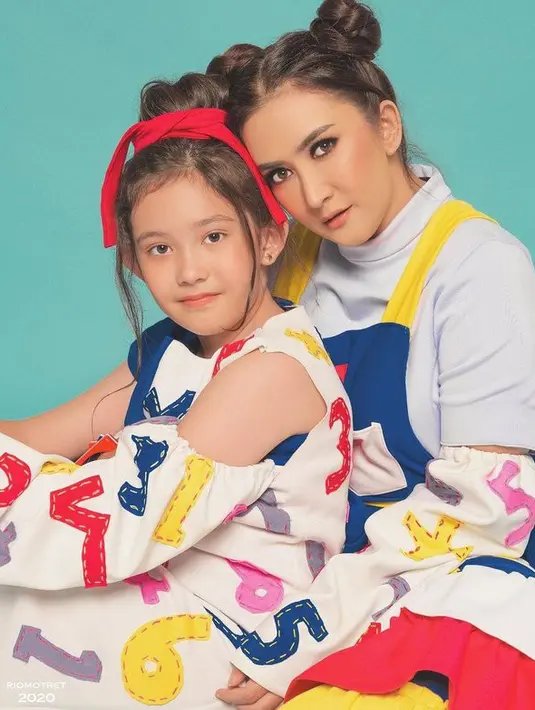 Potret kebersamaan Mikhaela dan Nafa Urbach sering terlihat saat mereka menjalani photoshoot. (Foto: instagram.com/nafaurbach)