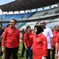 Ketua Umum PSSI Mochamad Iriawan bersama Wali Kota Surabaya Tri Rismaharini (Risma) meninjau lapangan ke Stadion Utama Gelora Bung Tomo (GBT) Surabaya pada Senin, 1 Februari 2020. (Foto: Liputan6.com/Dian Kurniawan)