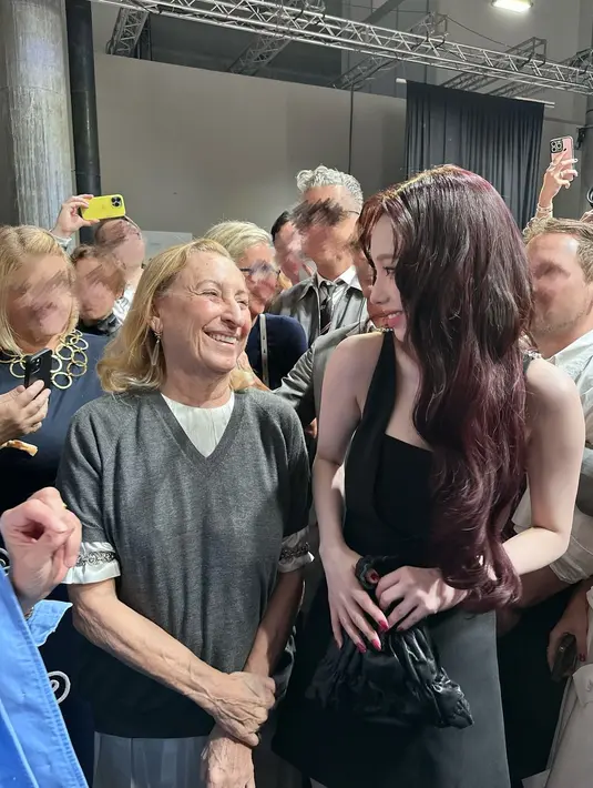 Memamerkan rambut red wine barunya yang menawan, Karina memancarkan pesona elegan dalam balutan mini dress hitam dengan detail strap kristal berkilauan. Ia melengkapi penampilannya dengan heels dan handbag warna senada. [@katarinabluu].