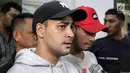 Ekspresi aktor Riza Shahab saat memberi keterangan usai menjalani pemeriksaan oleh BNN di Polda Metro Jaya, Jakarta, Jumat (13/4). Riza Shahab mengaku menyesal telah menggunakan narkoba. (Liputan6.com/Faizal Fanani)