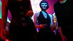 Seorang wanita menikmati tarian di kelab malam "Insomnia" di Berlin, Jerman, (4/9). Dikelab ini pengunjung dapat melakukan hubungan seks secara terbuka sambil menikmati alunan musik. (REUTERS/Hannibal Hanschke)           