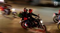 Pemudik bersepeda motor melintasi ruas Jalan Raya Kalimalang, Bekasi, Jawa Barat, Kamis (22/6). Pada malam hari peningkatan kendaraan pemudik terutama yang menggunakan roda dua jauh lebih tinggi dibanding siang hari. (Liputan6.com/Angga Yuniar)