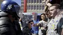 Polisi bentrok dengan pelajar di luar Parlemen Afrika Selatan di Cape Town, Rabu (21/10). Polisi anti huru hara menembakkan gas airmata kepada ratusan pelajar yang berdemonstrasi menentang rencana kenaikan uang sekolah. (REUTERS/Mark Wessels)