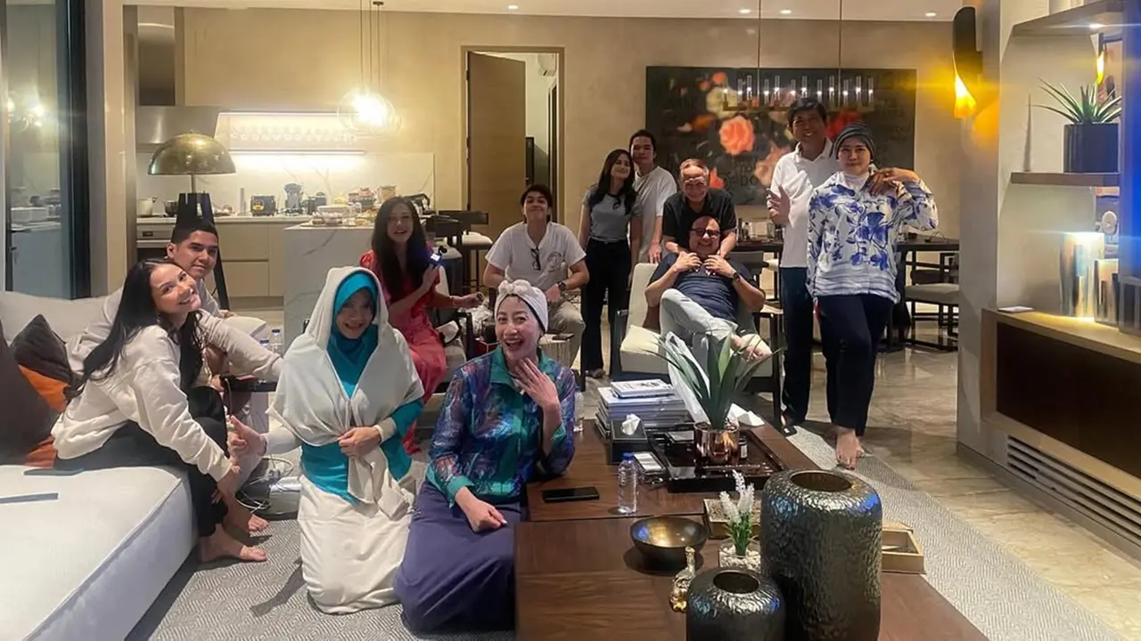 7 Momen Hangat Kumpul Keluarga Besar Maia Estianty Usai Al Ghazali-Alyssa Menikah
