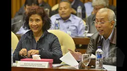 Menteri Susi Pudjiastuti (kanan) saat mengikuti rapat kerja dengan Komisi IV DPR RI, Jakarta, Kamis (12/02/2015). Rapat membahas APBN-P Tahun Anggaran 2015. (Liputan6.com/Andrian M Tunay)