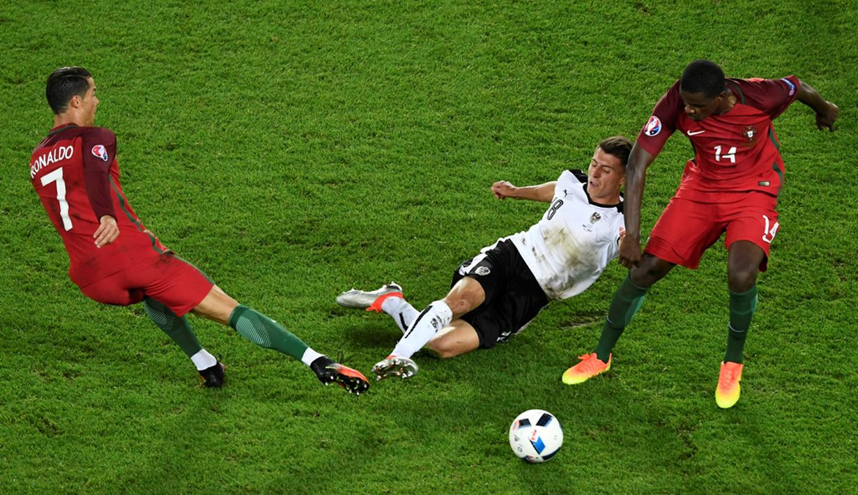 Perebutan bola antara pemain Portugal dengan pemain Austria pada laga kedua Grup F Piala Eropa 2016 di Parc des Princes, Minggu (19/6/2016) dini hari WIB. (AFP/Miguel Medina)