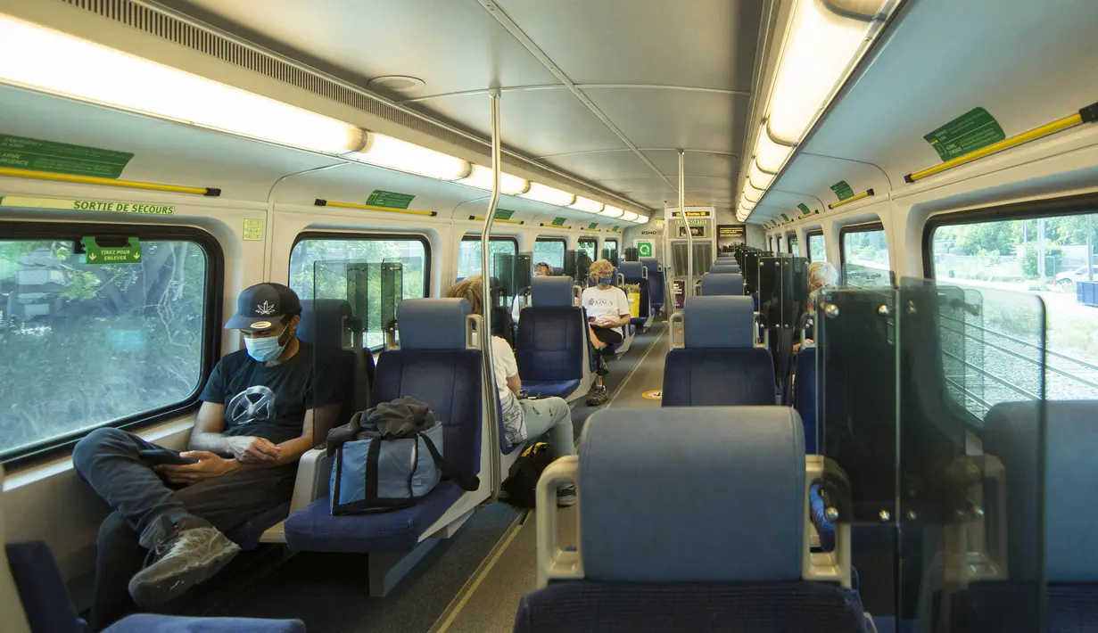 Sejumlah penumpang yang mengenakan masker menaiki kereta Go di Toronto, Kanada (21/7/2020). Mulai Selasa (21/7), para pelanggan layanan transportasi umum di Kanada, Go Transit, diwajibkan mengenakan masker atau penutup wajah. (Xinhua/Zou Zheng)