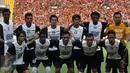 Pemain PSM Makasar melakukan sesi Foto dalam pertandingan Trofeo Persija di Stadion Utama Gelora Bung Karno, Senayan, Jakarta, (9/4). PSM Makasar takluk dengan Persija dalam adu pinalti. (Liputan6.com/Johan Tallo)