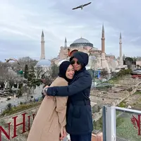 Pasangan selebriti Poppy Bunga dan Mohammad Fattah Riphat salah satu selebriti yang jauh dari gosip miring. Melalui akun instagramnya, pasangan yang sudah sepuluh tahun menikah itu menikmati momen liburan berdua. [Instagram/poppybungariphat]